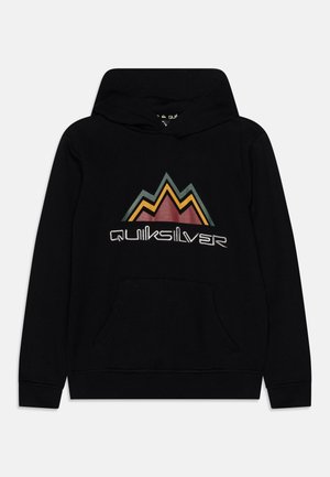 Sort hættetrøje med forlommer i kengurustil med et flerfarvet bjergrammegrafik og stiliseret "Quiksilver"-tekstlogo.