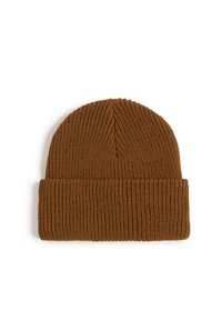 Bruine gebreide beanie muts met een geribbelde textuur en een omgeslagen rand. De bovenkant heeft een gladde afwerking, waardoor een licht ronde vorm ontstaat.