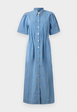 Denim srajčna obleka s kratkimi nabranimi rokavi, ovratnikom in sprednjim gumbom. Svetlo modra barva, prilega se ob pasu in ima ravno silhueto.