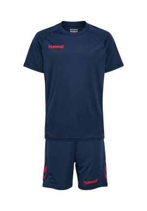 Marineblauw sportkleding set met korte mouwen en korte broek, met rode "hummel" logo's en chevron ontwerpen aan de zijkanten.