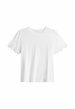 Weißes kurzärmliges T-Shirt mit gewelltem Spitzenbesatz an den Ärmeln, rundem Ausschnitt, aus weichem Baumwollmaterial, mit lockerem Schnitt.