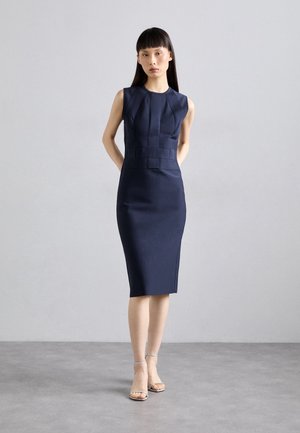 Navyblaues ärmelloses Kleid mit tailliertem Schnitt und strukturiertem Oberteil. Geschmeidige Textur und dezente Falten im Design.