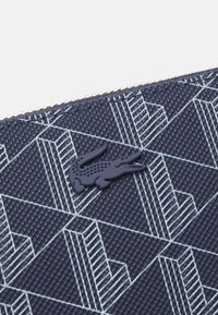 Lacoste DAILY LIFESTYLE SEASONAL - Carteira - mono marine/laponie