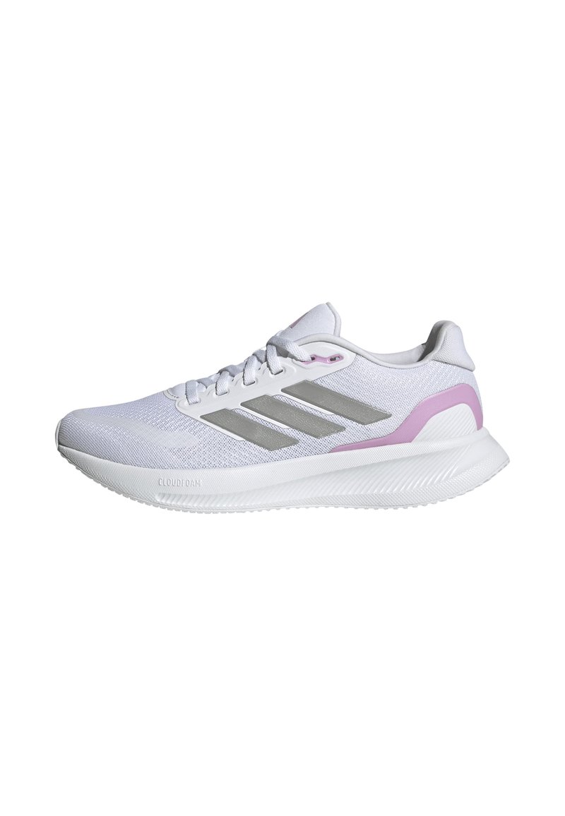 Hvid sportsko med mesh-overdel, sølvstribede detaljer og pink hæl. Har en tekstureret sål med "CLOUDfoam" inscription.