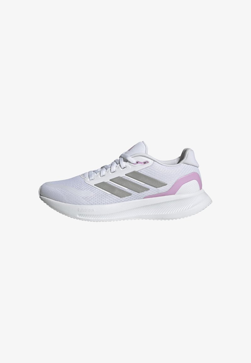 Baskets de sport blanches avec tige en maille, accents rayés argentés et détail de talon rose. Présentent une semelle texturée avec l'inscription "CLOUDfoam".
