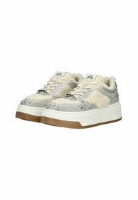 Sneaker voluminosi con un corpo in pelliccia sintetica color crema, accenti metallici e una finitura argentata testurizzata. Presentano una suola in gomma bianca e battistrada beige.