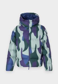 Casaco puffer com capuz, padrão de camuflagem em várias tonalidades de verde e roxo, textura acolchoada e fecho frontal com zíper.