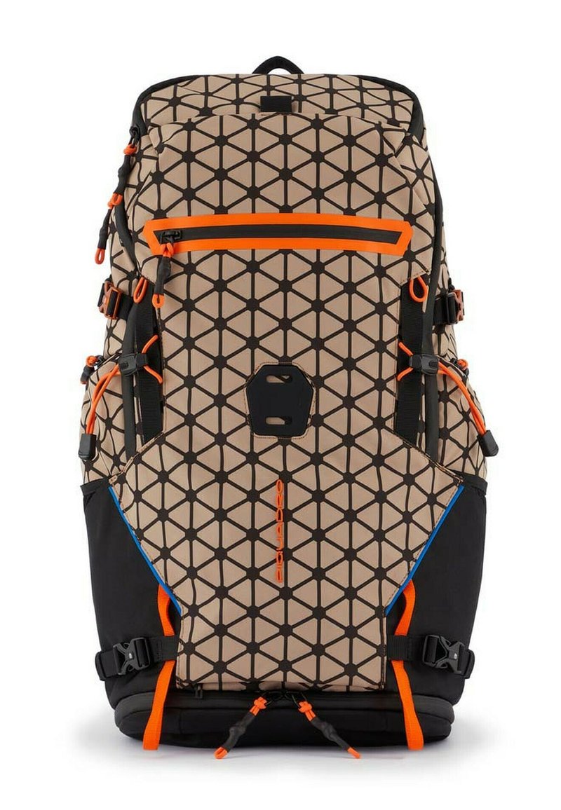 Zaino con un motivo geometrico beige e nero, accenti arancioni, più cinghie, una tasca frontale e una sezione inferiore nera.