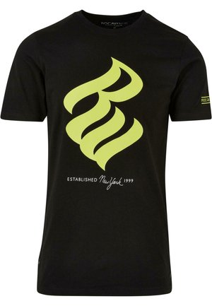 Camiseta de algodón negra con un gran logotipo estilizado en amarillo y texto "ESTABLECIDO Nueva York 1999" en blanco. Con mangas cortas y diseño de cuello redondo.