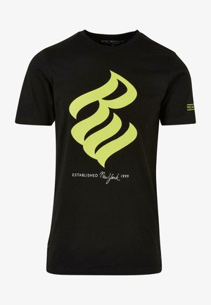 Mustat puuvillateepaidat, joissa on suuri keltainen tyylitelty logo ja "ESTABLISHED New York 1999" -teksti valkoisena. Lyhyet hihat, pyöreä kaulus.