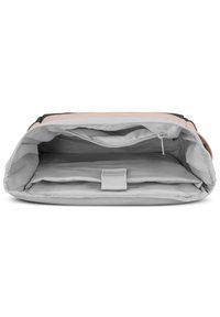 Fekete és világos rózsaszín táska szürke belső résszel, cipzáros záródással, két rekesszel és szövetpánttal a rendezett tárolás érdekében.