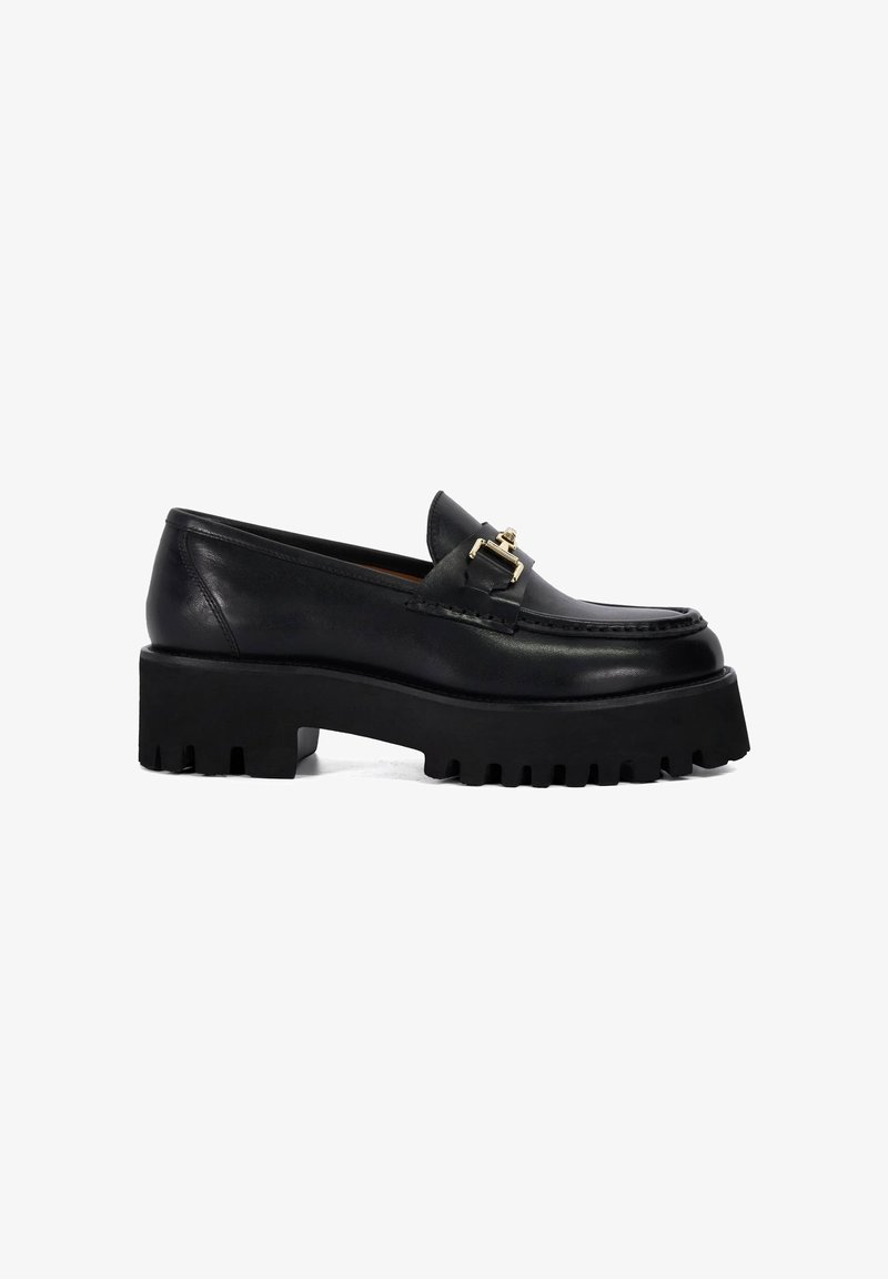 Zwarte leren loafers met dikke lugzool en goudkleurige gespdetails op de bovenkant, zijaanzicht op een witte achtergrond.