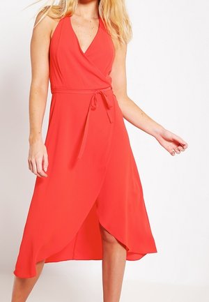 Červené zavinovací šaty s halter výstřihem, zavázaným pasem a splývavým áčkovým střihem. Vyrobené z lehké látky s hladkou texturou.