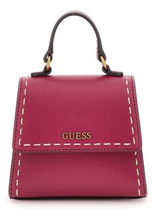 Pequeño bolso de mano de cuero magenta con asa superior, detalles de costuras blancas y logo dorado "GUESS" en la solapa frontal.