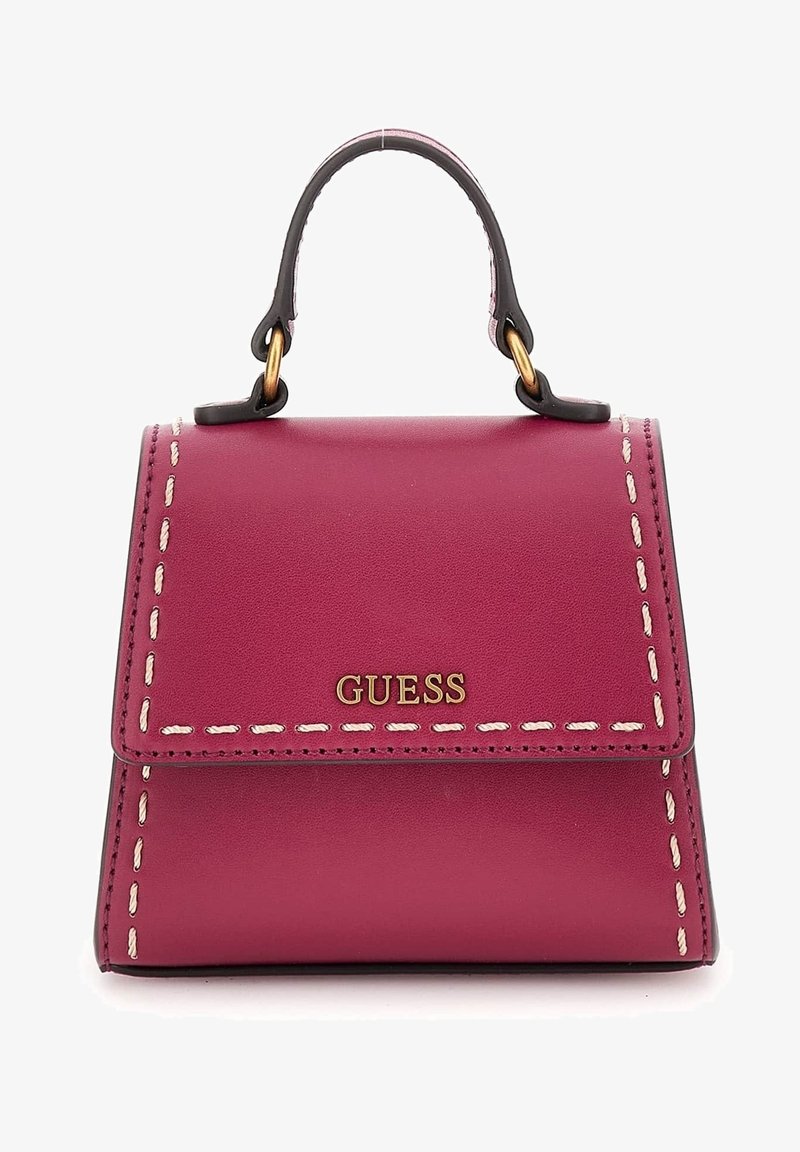 Petit sac à main en cuir magenta avec poignée supérieure, surpiqûres blanches et logo doré "GUESS" sur le rabat avant.