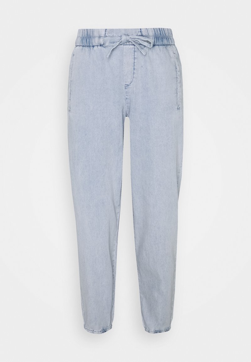 Pantalon en denim bleu clair avec une taille élastique, un cordon de serrage ajustable et des jambes fuselées. Dispose de poches latérales et d'une texture lisse.