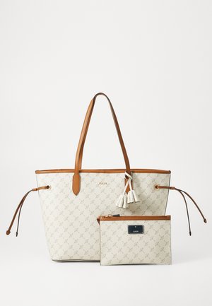 Lys beige tote bag med brune læderhåndtag og kvaster, ledsaget af en mindre pung, begge med et gentagende mønster og logo.