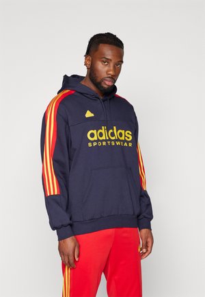 Sudadera de marina con texto amarillo "adidas SPORTSWEAR", acentos rojos y mangas de tres rayas. Cuenta con capucha y bolsillo tipo canguro.