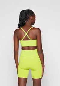 Puma MOVE SHAPELUXE SEAMLESS - Športová podprsenka s nízkou podporou - lime pow