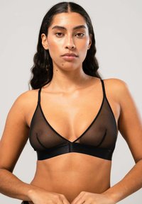 Mustat kolmion muotoinen bralette, joka on valmistettu läpinäkyvästä verkosta, jossa on satiininen nauha. Ohut hihnasto ja v-pääntie korostavat minimalistista viehätystä.