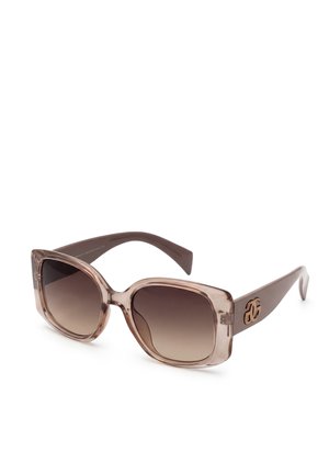 Kwadratowe, brązowe, przezroczyste okulary przeciwsłoneczne z gradientowymi soczewkami i złotym logo na zauszniku.