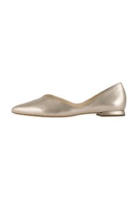 Chaussure plate en cuir métallisé doré avec un bout pointu, un petit talon arrondi et une texture lisse et brillante. Design minimaliste avec une silhouette élégante.
