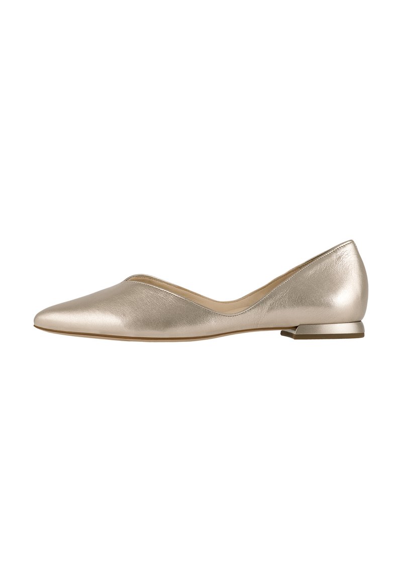 Chaussure plate en cuir métallisé doré avec un bout pointu, un petit talon arrondi et une texture lisse et brillante. Design minimaliste avec une silhouette élégante.