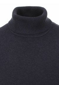 Dunkelblauer, gerippter Rollkragenpullover mit einem eng anliegendem Kragen und glatter Textur, gefertigt aus einem weichen, leichten Strickmaterial.