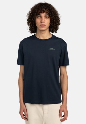Camiseta de algodón azul marino con cuello redondo. Presenta un pequeño logotipo verde en el lado izquierdo del pecho. Manga corta, corte regular. Textura suave.