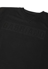 Zwarte sweatshirt met een gestructureerd zwart "GABBIANO" logo over de borst. Beschikt over een ronde halslijn en een zachte, gladde stoftextuur.