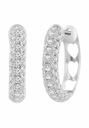 Pendientes de aro de plata con tres filas de pequeños cristales transparentes y recortes en forma de corazón en el lado interior de los aros.