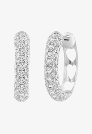 Boucles d’oreilles créoles en argent avec trois rangées de petits cristaux clairs et des découpes en forme de cœur à l’intérieur des anneaux.