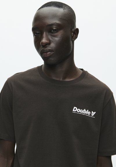 T-shirt in cotone marrone con logo "Double V" bianco nella zona sinistra del petto, dotato di collo rotondo classico e maniche corte.