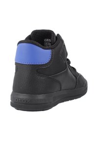 Zapatilla alta negra con parche azul en el talón, parte superior texturizada y de malla, y suela con la marca "GEOX", mostrada desde un ángulo trasero.