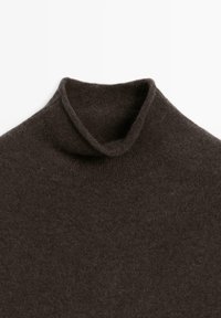 Brun polokragetröja gjord av mjukt material, med en åtsittande hög krage och en slät yta med ett subtilt stickat mönster.