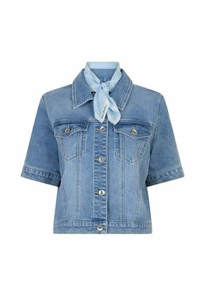 Lichtblauw spijkerjasje met korte mouwen, knoopsluiting en een lichtblauwe sjaal met patroon om de nek geknoopt.