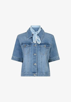 Lichtblauw spijkerjasje met korte mouwen, knoopsluiting en een lichtblauwe sjaal met patroon om de nek geknoopt.