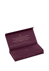 Offene violette Schachtel mit goldenem Text, der eine Seiden-Augenmaske zur Entspannung und Schönheit beschreibt, einschließlich dekorativer Sterne und Halbmond-Symbole.