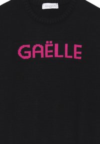 Maglione nero a maglia con una prominente scritta grafica rosa "GÄELLE" in un carattere audace. Collo a coste e texture morbida.