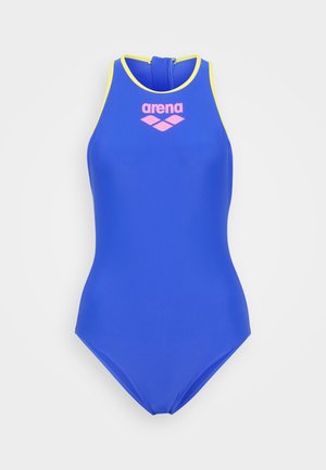 Blå badedrakt i ett stykke med høy hals, gule detaljer rundt armåpningene og rosa logo. Laget av fleksibelt bademateriale.