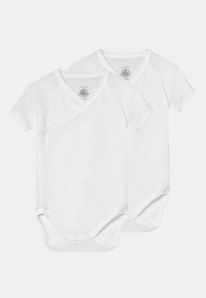 Weiße Baumwoll-Babykombis mit kurzen Ärmeln, die ein Wickeldesign und Druckknöpfe am unteren und seitlichen Teil für ein einfaches Ankleiden aufweisen.
