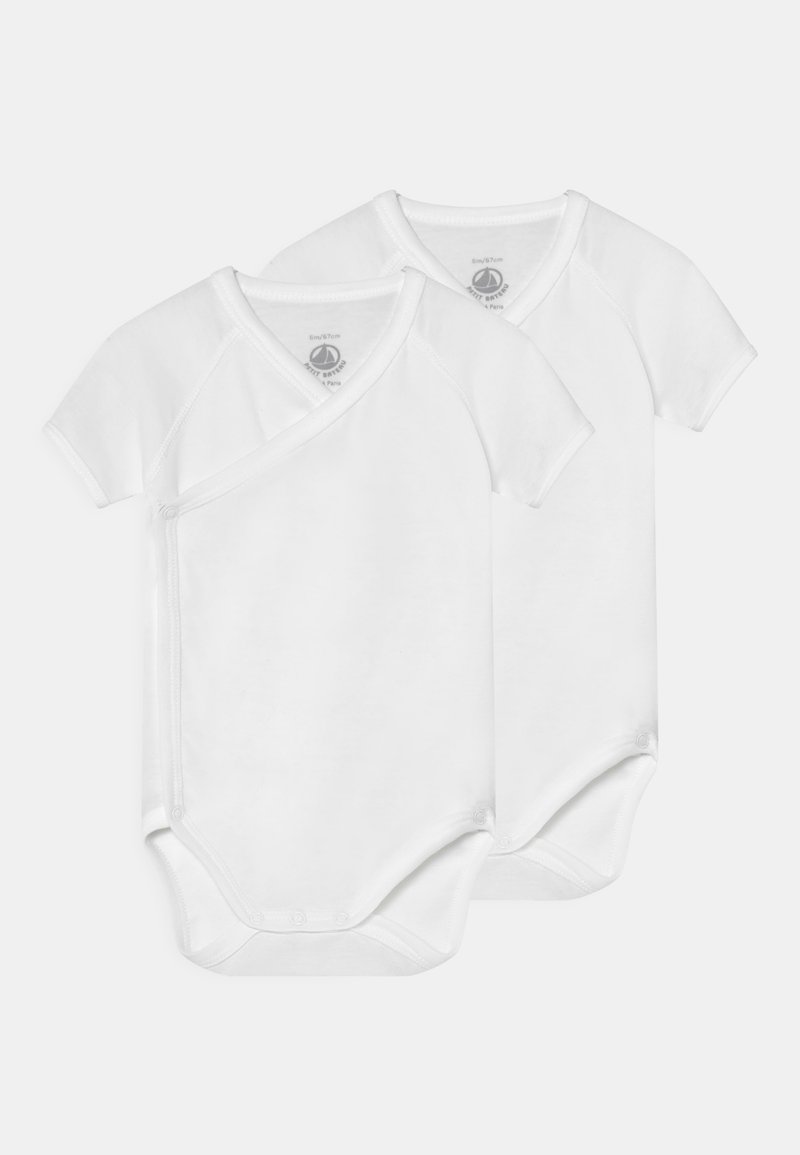 Λευκά βρεφικά φορμάκια από βαμβάκι με κοντά μανίκια, με σχέδιο τύπου περιτυλίγματος και κουμπώματα στο κάτω μέρος και στο πλάι για εύκολη ντύσιμο.