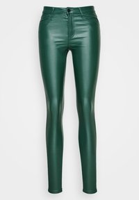 Jeans skinny de imitación cuero verde con una textura suave, cintura alta, diseño de cinco bolsillos y cierre de botón.