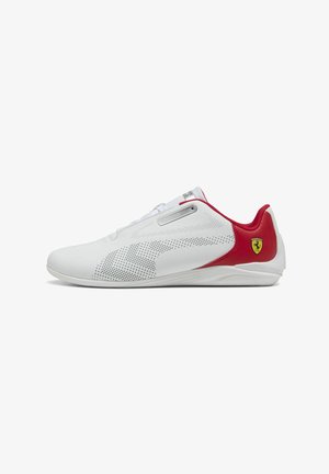 Zapatillas deportivas blancas con textura lisa, acentos rojos, detalles perforados y un acento plateado cerca de los cordones; presenta el logo de Ferrari en el talón.