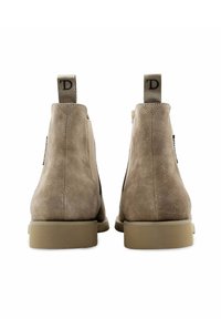 Beige suède enkellaarsjes met elastische zijpanelen, rechthoekige hak en stoffen trekbanden met initialen van het merk. Gladde textuur, minimalistisch ontwerp.