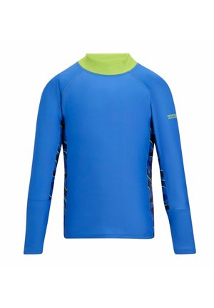 Niebieska rashguard z długim rękawem, z limonkowo-zielonym kołnierzem i bocznymi panelami moro, zaprojektowana do sportów wodnych, z nadrukiem Regatta Great Outdoors na rękawie.