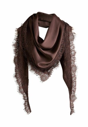 Eșarfă triunghiulară de mătase maro cu dantelă la margini, așezată în pliuri moi, având modele florale din dantelă de-a lungul marginilor.