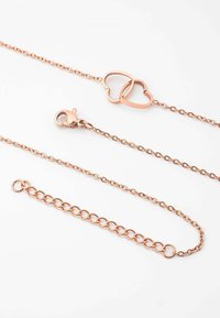 Halsband i roséguld med två sammanlänkade hjärtformer. Kedjan har en delikat, länkad design med en kräftklämma.