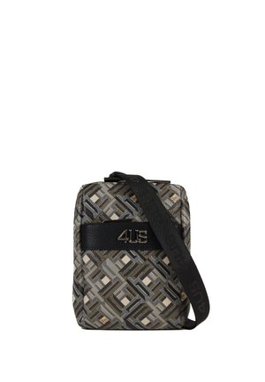 Vævet crossbody taske i grå, sort og beige nuancer med geometriske mønstre, læderrem og et metallisk logo-accent.