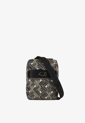 Vævet crossbody taske i grå, sort og beige nuancer med geometriske mønstre, læderrem og et metallisk logo-accent.